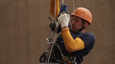 Endüstriyel tırmanma tırmanma ipi. Cephe Temizlik. Dağcılık dişli Hd1080p.