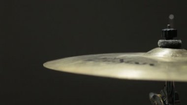 HD 1080 statik: baterist bateri çalıyor. Zil kazasında vurmak, closeup ağır çekim. Siyah arka plan.