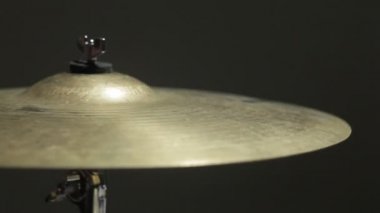 HD 1080 statik: baterist bateri çalıyor. Zil kazasında vurmak, closeup ağır çekim. Siyah arka plan.