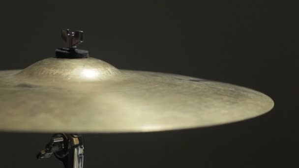 HD 1080 Estático: baterista toca bateria. Queda de Cymbal, movimento lento de aproximação. Fundo preto . — Vídeo de Stock