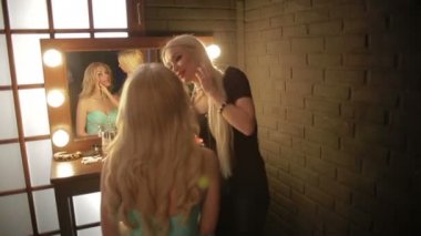 Makyaj sanatçısı yapan bir kız güzel makyaj daha önce önemli bir olay. Kadın bir fırça ile uygulanan kozmetik makyaj