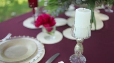 Düğün masa dekor doğa ile mumlar, yakın çekim ışıklı. Steadicam atış