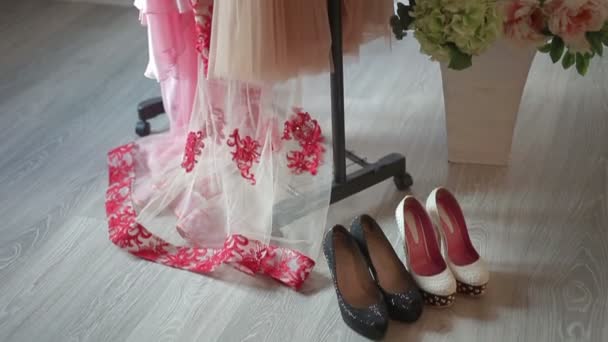 Kleidungsstücke hängen an Kleiderbügeln im Bekleidungsgeschäft. Modenschau. Abendkleider — Stockvideo