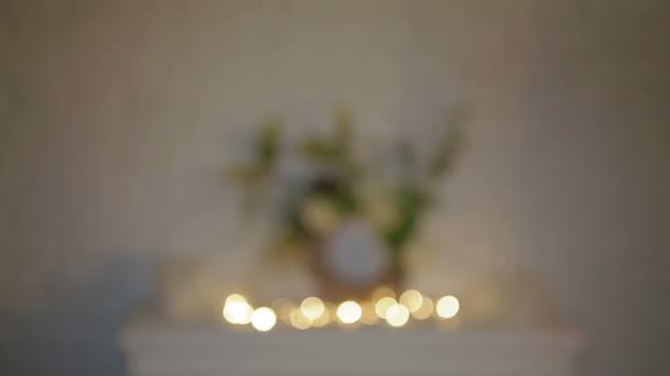 Luci fata decorativi in oro con candele e ghirlanda di Natale — Video Stock