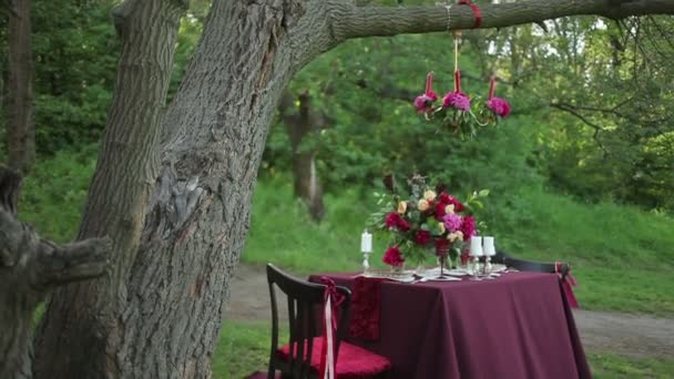 Boda decoración de mesa en la naturaleza en un día soleado — Vídeo de stock