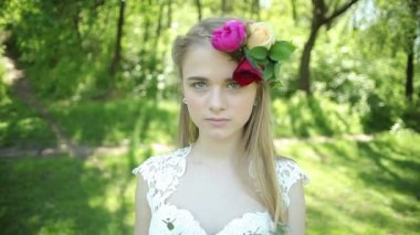 güzel düğün buket çiçek genç gelinin elinde. Düğünler. genç kadın parkta, orman. düğün kutlama. doğa yeşil arka plan. yakın çekim