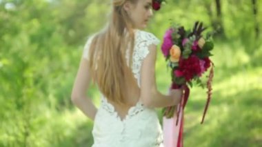 tren ile gelinlik. güzel düğün buket çiçek genç gelinin elinde. Düğünler. genç kadın parkta, orman. düğün kutlama. doğa yeşil arka plan. yaşam tarzı çift aile