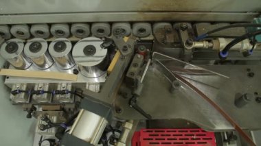 Ahşap ve mobilya fabrikasında modern ağaç işleme makinesi