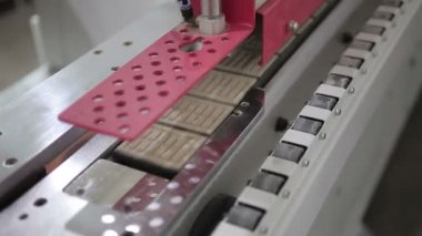 Ağaç işleme makinesi. Ahşap ve ahşap işleme ve mobilya fabrikasında ahşap işleme için satır