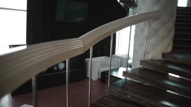 相机上爬大理石楼梯豪华的替身 — 图库视频影像