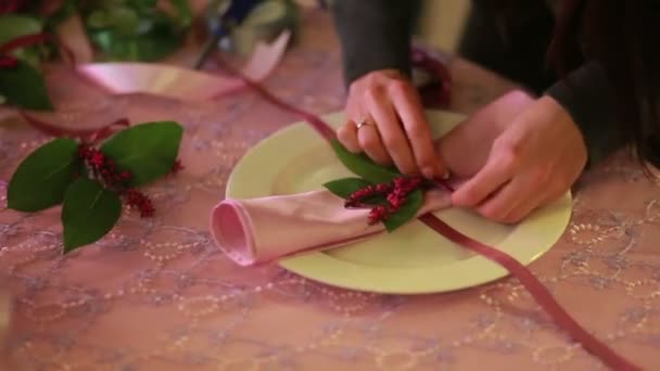 Manos femeninas servilletas plegables. servilleta plegable camarero artísticamente con flores en la mesa del restaurante . — Vídeos de Stock