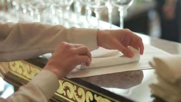 Manos femeninas servilletas plegables. Servilleta plegable de camarero en el restaurante . — Vídeos de Stock