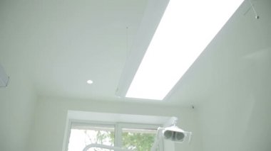 Sandalye ve araçlarla dişçi kliniği iç tasarımı.