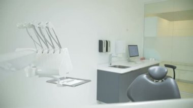 Sandalye ve araçları ile diş Kliniği iç tasarım. Diş sandalye ve donanımı ile çağdaş boş diş ofis.