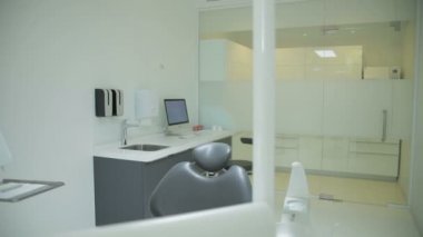 Sandalye ve araçları ile diş Kliniği iç tasarım. Diş sandalye ve donanımı ile çağdaş boş diş ofis.