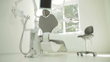 Sandalye ve araçları ile diş Kliniği iç tasarım. Diş sandalye ve donanımı ile çağdaş boş diş ofis.