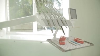Sandalye ve araçlarla dişçi kliniği iç tasarımı.