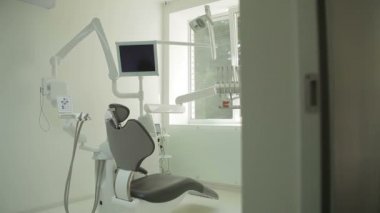 Sandalye ve araçları ile diş Kliniği iç tasarım. Diş sandalye ve donanımı ile çağdaş boş diş ofis.
