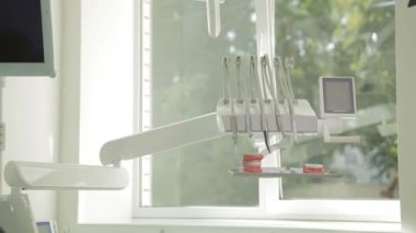 Sandalye ve araçları ile diş Kliniği iç tasarım. Diş sandalye ve donanımı ile çağdaş boş diş ofis.