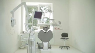 Sandalye ve araçları ile diş Kliniği iç tasarım. Diş sandalye ve donanımı ile çağdaş boş diş ofis.
