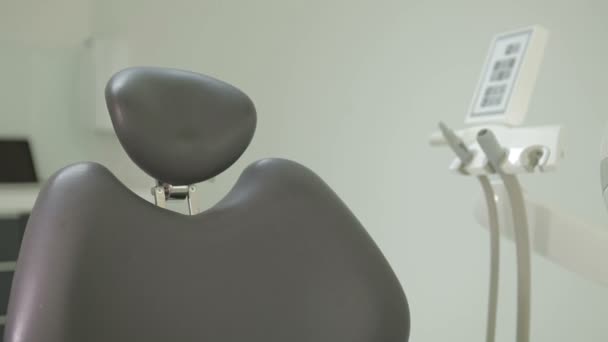Design d'intérieur de clinique dentaire avec chaise et outils. Bureau dentaire vide contemporain avec chaise et équipement dentaires . — Video