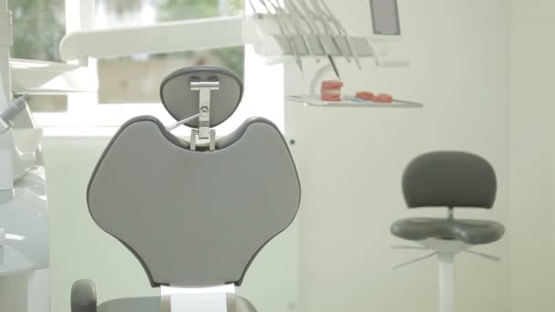 Clínica dental de diseño de interiores con silla y herramientas. Consultorio dental vacío contemporáneo con silla y equipo dental . — Vídeos de Stock