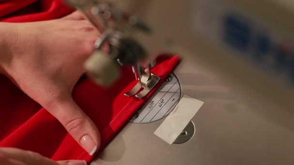 Mujer trabajando con máquina de coser. Máquina de coser mostrando proceso. De cerca. . — Vídeos de Stock