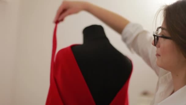 Modeontwerper kleding maker draperen dummy in studio. Modeontwerper, kleermaker, naaister aan te passen van kleding op spastische etalagepop. — Stockvideo