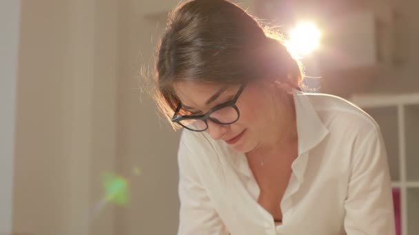 Modedesignerin zeichnet Skizzen für Kleidung im Atelier. glückliche junge Modedesignerin arbeitet in Werkstatt — Stockvideo