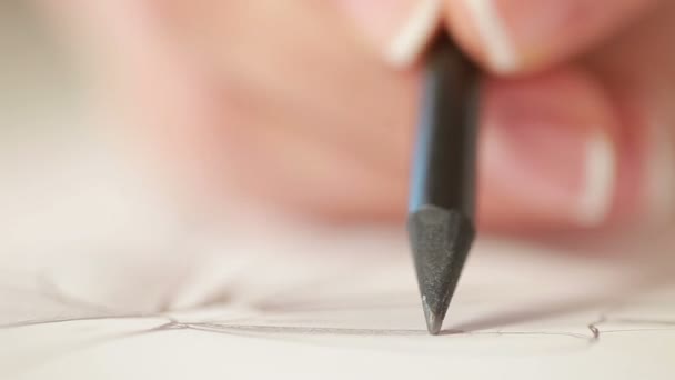 Dessin de créatrice de mode féminine esquisses pour vêtements en atelier .