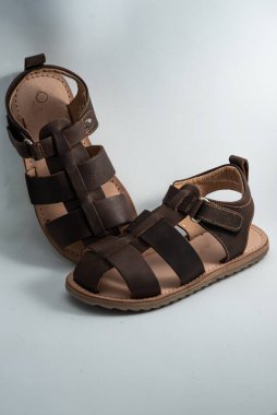 Çocuklar için kahverengi deri ayakkabılar. çevrimiçi dükkan için beyaz arkaplan.