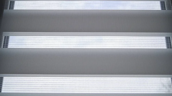 Fehér Redőnyök Csíkokkal Hálóval Egy Műanyag Ablakon Szobában Éjjel Nappal Stock Kép