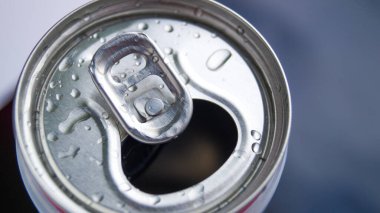 Soda, bira, enerji içecekleri ve maden suyu için açılmış metal alüminyum kutu. Alüminyum bir kutuya su damlıyor. Tazeleyici içecek. Gazlı bir içecek..