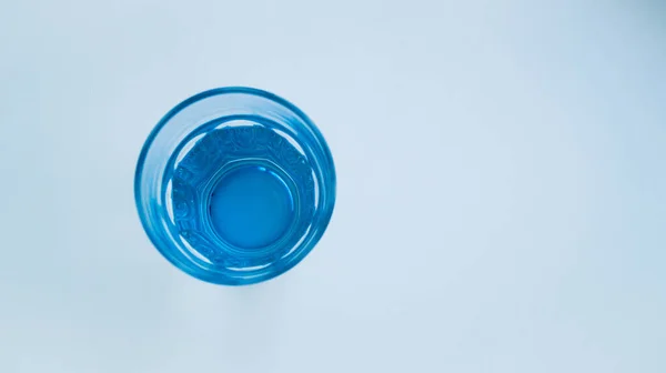 Blaues Glas Mit Frisch Gereinigtem Trinkwasser Auf Hellem Hintergrund Ein lizenzfreie Stockbilder