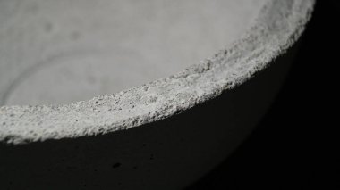 Çiçek saksısının kenarı kendi ellerinle betondan yapılmış. Havalandırmalı beton. Tencerenin duvarı betondan yapılmıştır. Çatı katı tarzı. Seçici odaklanma. Metin için yer.