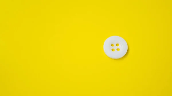 Botón Plástico Blanco Para Ropa Encuentra Sobre Fondo Amarillo Artículos —  Fotos de Stock