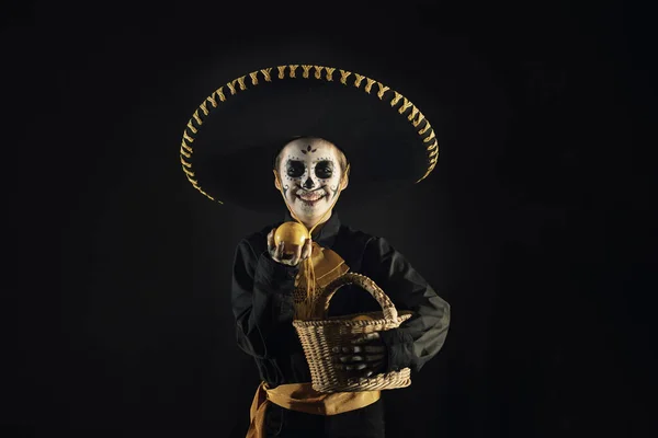 死んだラテン系のパーティーの日頭蓋骨のふりをした笑顔の子供 — ストック写真