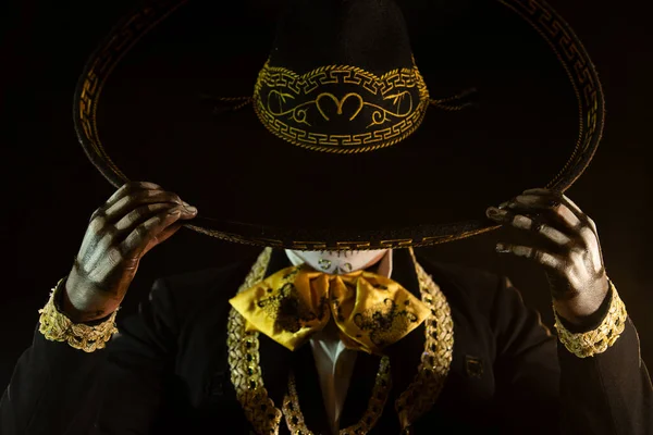 Mexický Charro Drží Svůj Klobouk Stock Snímky