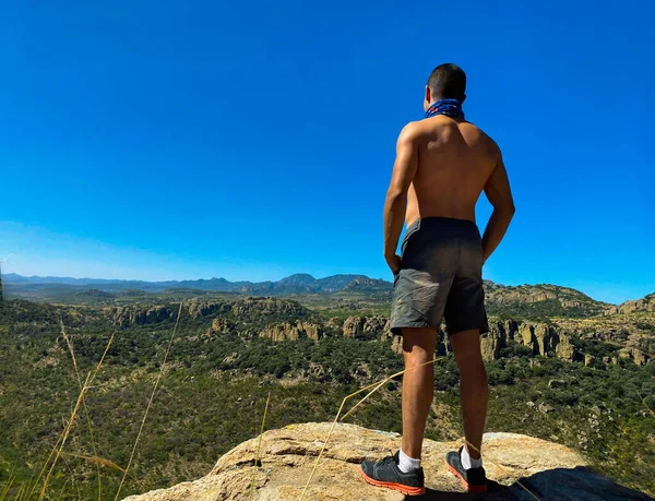 Genç adam dağlarda zafer kazanıyor. Korkularını yeniyor. Korkuyla yüzleşmek