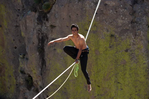 Genç Latin Adam Dağlarda Doğada Cambazlığı Yapıyor Ekstrem Spor — Stok fotoğraf