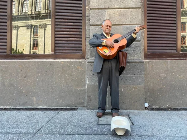 Guadalajara, Jalisco, Meksika - 29 Kasım 2020: Sokak şarkıcısı para istiyor, gitar çalıyor