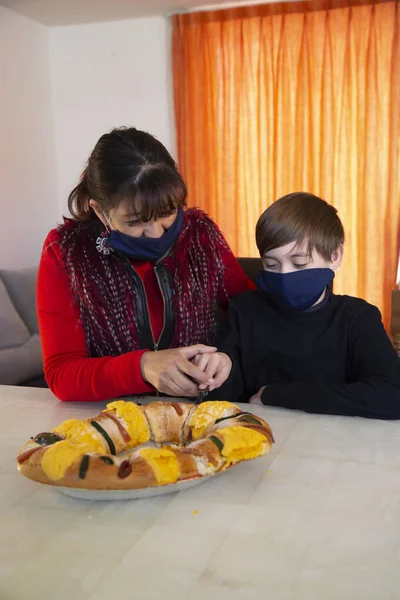 Οικογένεια Μοιράζεται Την Παραδοσιακή Rosca Reyes Παιδί Βρίσκει Κούκλα Στην — Φωτογραφία Αρχείου