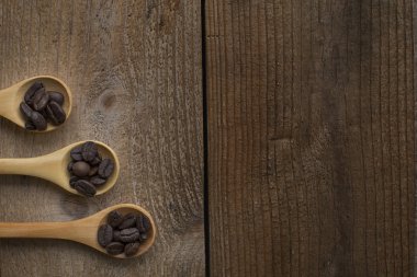 kahve çekirdeği kaşık ahşap bir masa üzerinde