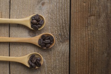 kahve çekirdeği kaşık ahşap bir masa üzerinde