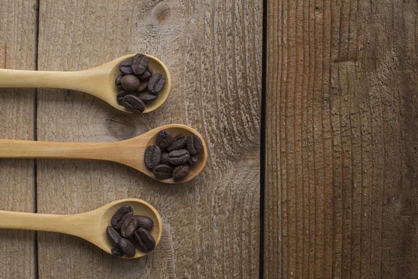 kahve çekirdeği kaşık ahşap bir masa üzerinde