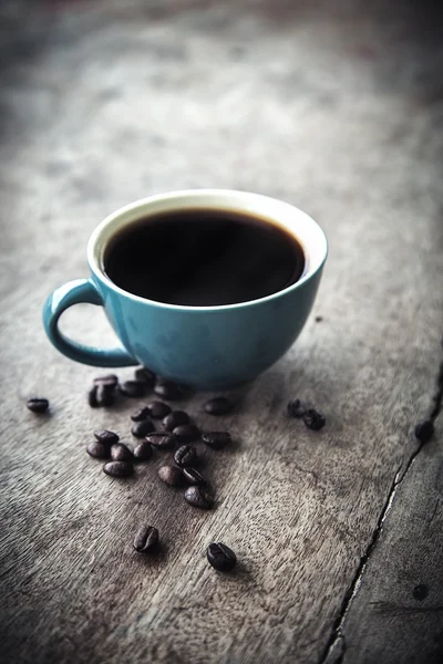 Cafea neagră pe o masă de lemn — Fotografie, imagine de stoc