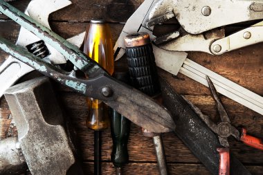 Ahşap masa üzerinde eski araç yenileme
