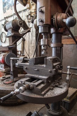 Ahşap masa üzerinde eski araç yenileme