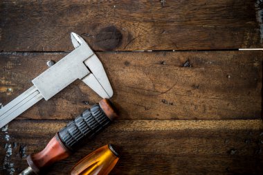 Ahşap masa üzerinde eski araç yenileme