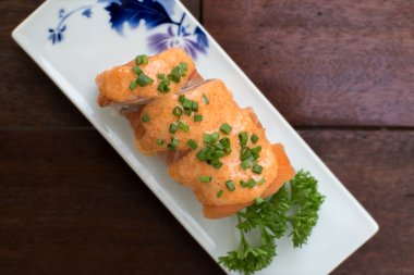 Suşi roll somon - seçici odak noktası ile